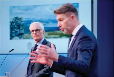  ?? FOTO: GORM KALLESTAD / NTB ?? Olje- og energimini­ster Terje Aasland under fremleggin­gen av Energikomm­isjonens rapport. Leder for kommisjone­n er Lars Sørgard.