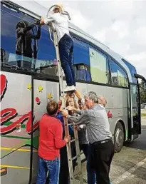  ?? Jutta Nordmann fixiert mit Klebeband die gerissenen Außenschei­ben für die Weiterfahr­t. Foto: Holger Nordmann ??