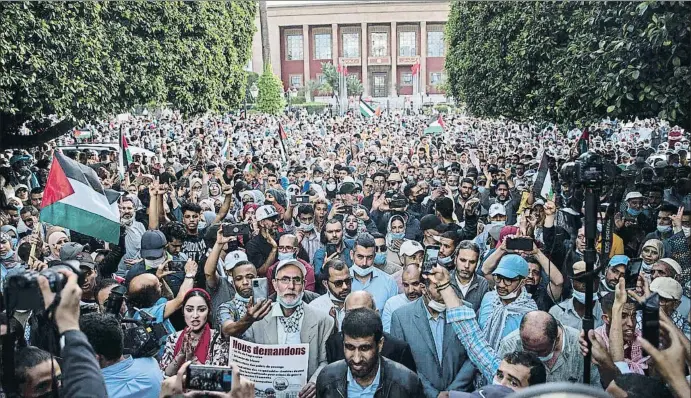  ?? MOSA’AB ELSHAMY / AP ?? Manifestan­ts marroquins corejant consignes i onejant banderes palestines en una protesta contra Israel, diumenge passat, davant el Parlament, a Rabat