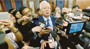  ??  ?? NAJIB menjawab soalan wartawan ketika keluar dari Dewan Rakyat pada Persidanga­n Dewan Rakyat Parlimen ke-14 di Bangunan Parlimen.