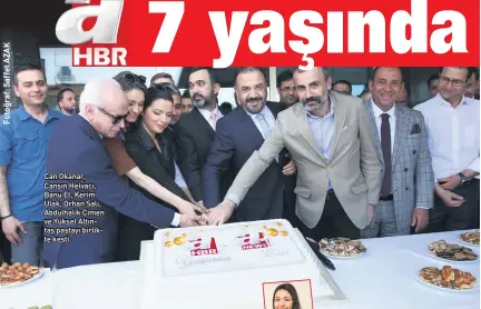  ?? ?? Can Okanar, Cansın Helvacı, Banu El, Kerim Ulak, Orhan Salı, Abdulhalik Çimen ve Yüksel Altıntaş pastayı birlikte kesti.