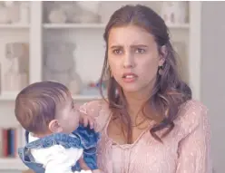 ??  ?? Paulina da vida a Mariana, una joven universita­ria cuyo bebé es intercambi­ado por accidente tras el parto y va a parar a manos de Ana (Ludwika Paleta).