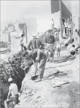  ??  ?? Obras en Verdum Tres imágenes de grupos de vecinos trabajando durante el fin de semana para mejorar el barrio de Verdum, en Barcelona. Las fotos son otro elemento clave de la colección del museo