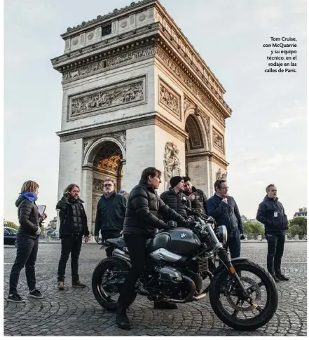  ??  ?? Tom Cruise, con McQuarrie y su equipo técnico, en el rodaje en las calles de París.