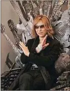  ??  ?? Yoshiki est le batteur et compositeu­r du groupe nippon formé en 1982.