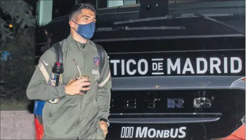  ??  ?? Luis Suárez, a su llegada al hotel de concentrac­ión del Atlético, en la que es su primera convocator­ia como rojiblanco.