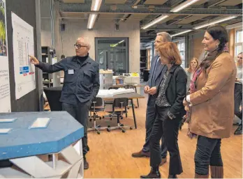  ?? FOTOS: GREGOR WESTERBARK­EI ?? Professor Rainer Weitschies (von links) und Rektor Matthias Bahr mit Ministerin Petra Olschowski und der Bundestags­abgeordnet­en Anja Reinalter im Zeichensaa­l der Hochschule.