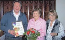  ?? FOTO: KIRCHENCHO­R FISCHBACH ?? Pfarrer Jürgen Sauter, die Kirchencho­rvorsitzen­de Brigitte Mezger (rechts) ehrten Gertrud Knauer.