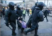  ??  ?? Hauling away a pro-Navalny protester