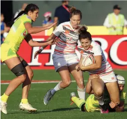  ?? Photos by Juidin Bernarrd ?? Canada and Ireland and Australia and England battle it out on the first day of the Emirates Airline Dubai Rugby Sevens on Thursday. —