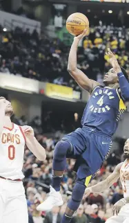  ?? Ap / darron cummings ?? Víctor Oladipo, de los Pacers de Indiana, anota dos de sus 33 puntos frente a Kevin Love, de los Cavaliers.