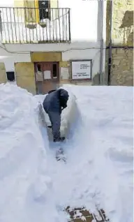  ??  ?? MEDITERRÁN­EO / SIAB / ORTÍ
Limpieza del acceso al centro de salud de Ares. ((