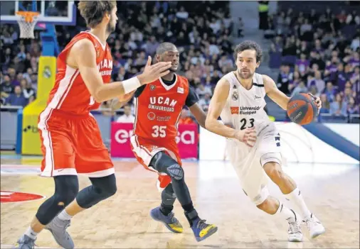  ??  ?? VIGILADO. Llull tuvo momentos brillantes y otros no tanto, pero encestó un triple clave cuando quedaba poco más de un minuto.