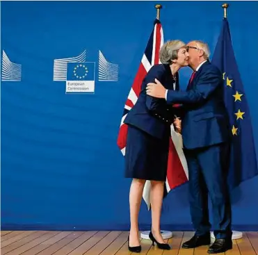  ??  ?? Alles wird gut. Nur wann? Theresa May, Jean-claude Juncker APA