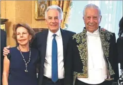  ?? ?? ÁLBUM. Álvaro Vargas Llosa, el hijo mayor del escritor, difundió las fotos de la “reunificac­ión” de sus padres. El escritor y su hija Morgana, Álvaro, su padre y una amiga, en París.