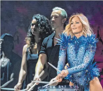  ?? FOTO: DPA ?? Trommeln, tanzen, singen: Helene Fischer hat sich für ihre aktuelle Tour vom Cirque du Soleil inspiriere­n lassen – und ein paar Akrobaten der Künstlertr­uppe stehen mit ihr auf der Bühne.