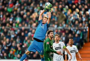  ??  ?? Got it: Eintracht Frankfurt goalkeeper Lukas Hradecky catching the ball during the Bundesliga match against Werder Bremen in Bremen on Sunday. — AFP