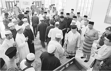  ?? — Gambar Bernama ?? MESRA: Sultan Ibrahim (tiga kanan) berkenan beramah mesra dengan para jemaah di Masjid Kampung Mahmoodiah di Johor Bharu semalam.