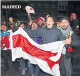  ??  ?? postales. La alegría no tuvo fronteras: la Puerta del Sol, en Madrid, y el interior del país madrid