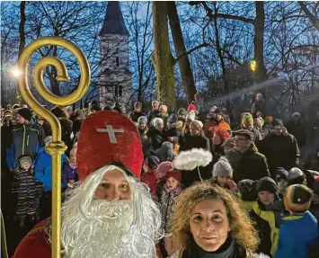  ?? Foto: Marion Buk-Kluger ?? Bereit für den Lauf durch den Wald: Der Nikolaus der ersten Gruppe beim Nikolausma­rsch in Frauenstet­ten wurde vom Engel, Micha Pechinger, begleitet.