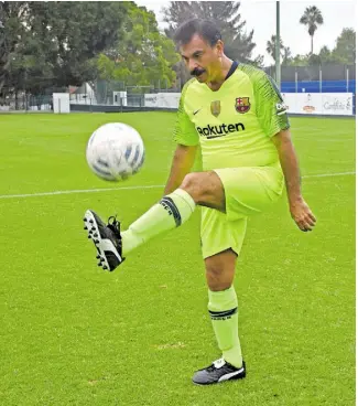  ??  ?? José Luis Colina Ibarra llega a los 900 goles en sus 20 años de futbolista.
