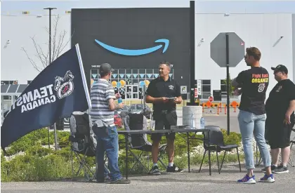  ?? ED KAISER ?? Teamsters Local 362 says there is “positive interest” in unionizing at the Nisku Amazon warehouse and handed out petition cards Wednesday.