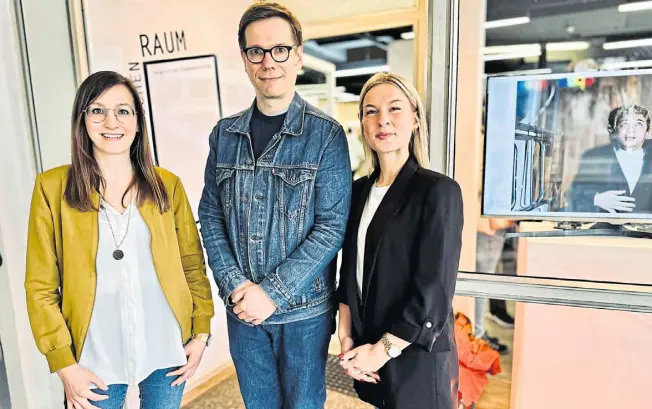  ?? Foto: Stefan Becker ?? Der erste #Tapetenwec­hsel in der Friedenstr­aße: Die City-managerinn­en Desirée Lukowski (l.) und Julia Neuhaus sowie Hsbi-dozent Adrian Sauer von der Foto-fakultät bei der Eröffnung der Ausstellun­g „Zwischenra­um“.