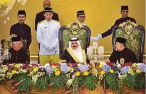  ?? BERNAMA PIC ?? Yang di-Pertuan Agong Sultan Muhammad V conversing with Bahrain Ruler King Hamad bin Isa Al Khalifa during the state banquet at Istana Negara, Kuala Lumpur, yesterday. Present is Prime Minister Datuk Seri Najib Razak.