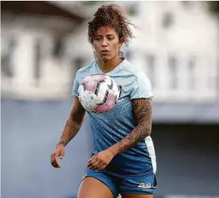  ?? Pedro Ernesto Guerra Azevedo - 26.out.20/santos FC ?? Cristiane em treinament­o do Santos, na Baixada; a atacante é uma das principais destaques do futebol feminino brasileiro