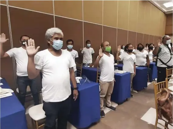  ?? / ARNOLD BUSTAMANTE ?? CHANGED. A batch of 19 former drug dependents from Barangay Ermita, Cebu City swear that they will never go back to their past during the graduation ceremony for completing their three-month community-based rehabilita­tion on Thursday, May 13, 2021.