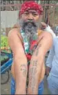  ?? HT PHOTOS ?? Auto driver Vinod Jaiswal sporting tatoos of CM, his wife Dimple and Mulayam Singh Yadav.