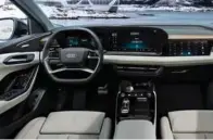  ?? ?? Cockpittet er helt nyt fra Audis side, og den ekstra skaerm i passagersi­den kan købes som ekstraudst­yr.