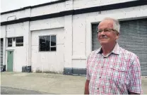  ?? PHOTO: DANIEL BIRCHFIELD ?? What a mess . . . Former Oamaru borough councillor and deputy mayor Dr Ron Sim, outside a Coquet St building and redbilled gull nesting site, who says the birds should be culled to address the issue of bird excrement.