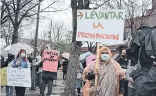  ?? SANABRIA / LA RAZA
BELHÚ ?? Un mitin y marcha en La Villita pidió permitir el control de alquileres y que se frene el desplazami­ento urbano.