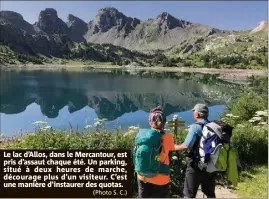  ?? (Photo S. C.) ?? Le lac d’Allos, dans le Mercantour, est pris d’assaut chaque été. Un parking, situé à deux heures de marche, décourage plus d’un visiteur. C’est une manière d’instaurer des quotas.