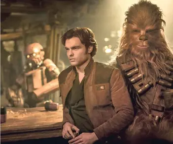  ??  ?? Alden Ehrenreich spielt den jungen Han Solo. Er lernt in „Solo“seinen Gefährten Chewbacca kennen.