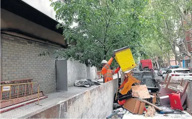  ?? FRANCISCO JIMÉNEZ ?? Un operario vuelca a un contenedor basura procedente de Compromiso de Caspe.