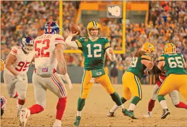  ?? Foto: ap ?? Efectivida­d. Aaron Rodgers lanzó cuatro pases de anotación.