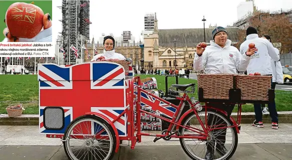  ?? Foto: ČTK ?? Pravá britská jablka! Jablka s britskou vlajkou rozdávaná zdarma oslavují odchod z EU.