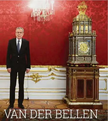  ??  ?? Der neue Hausherr in der Hofburg: Alexander Van der Bellen vor der berühmten Tapetentür
FABRY
