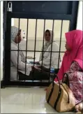  ?? CHUSNUL CAHYADI/JAWA POS ?? DISEL: Siti Khomsah (kiri) di ruang tahanan Pengadilan Negeri Gresik kemarin.