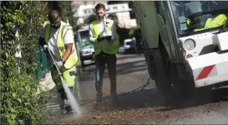  ?? ?? Un nettoyage avec de l’eau potable puis de l’eau usée retraitée a été effectué dans une rue du cap d’antibes. Objectif : vérifier, grâce aux analyses, qu’il n’y aura pas de risque d’impact sanitaire.