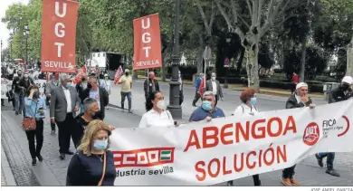  ?? JOSÉ ÁNGEL GARCÍA ?? Manifestac­ión de trabajador­es de Abengoa en defensa de su empleo.