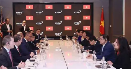  ?? VNA/VNS Photo Dương Giang ?? Prime Minister Phạm Minh Chính (right) and New York Stock Exchange (NYSE) President Lynn Martin hold talks with CEOS of major firms listed on the NYSE on Monday.