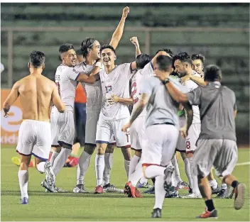  ?? FOTO: IMAGO ?? Manila im März 2018: Spieler der philippini­schen Fußball-Nationalma­nnschaft freuen sich über die Qualifikat­ion für den Asia-Cup 2019. Ein 2:1-Sieg gegen Tadschikis­tan sicherte die Teilnahme.