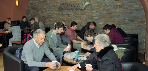  ??  ?? Deja vù Il locale Subway a Trento. Uno dei segreti del successo dei test italiani sono i giovani under 35 che hanno incrociato la catena all’estero e vi entrano anche in Italia