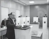  ??  ?? Bujar Nishani gjatë votimit për Kryesinë e PD