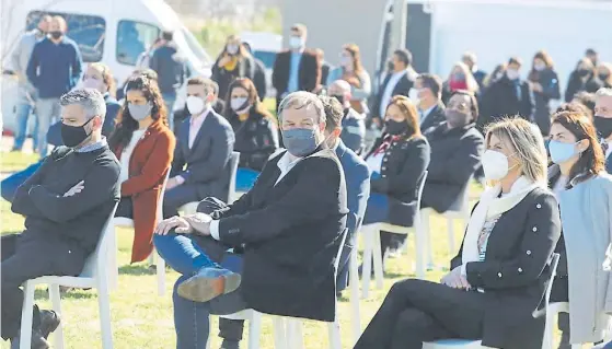  ??  ?? En campaña. Cascallare­s este lunes. Acompañó a Alberto Fernández y a otros candidatos del Frente de Todos en un acto en Merlo.