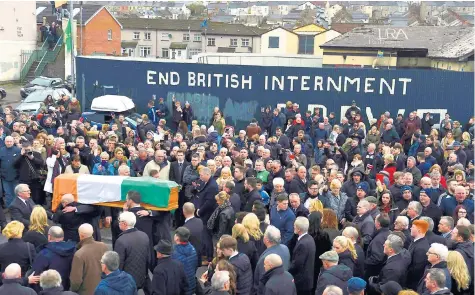  ??  ?? The flag-draped coffin of former IRA commander Martin McGuinness is carried through the streets of Londonderr­y; far left, Bill Clinton, the former US president, pays his respects