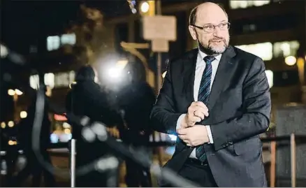  ?? CLEMENS BILAN / EFE ?? El presidente del SPD, Martin Schulz, llegando ayer a la sede de la CDU en Berlín para la reunión